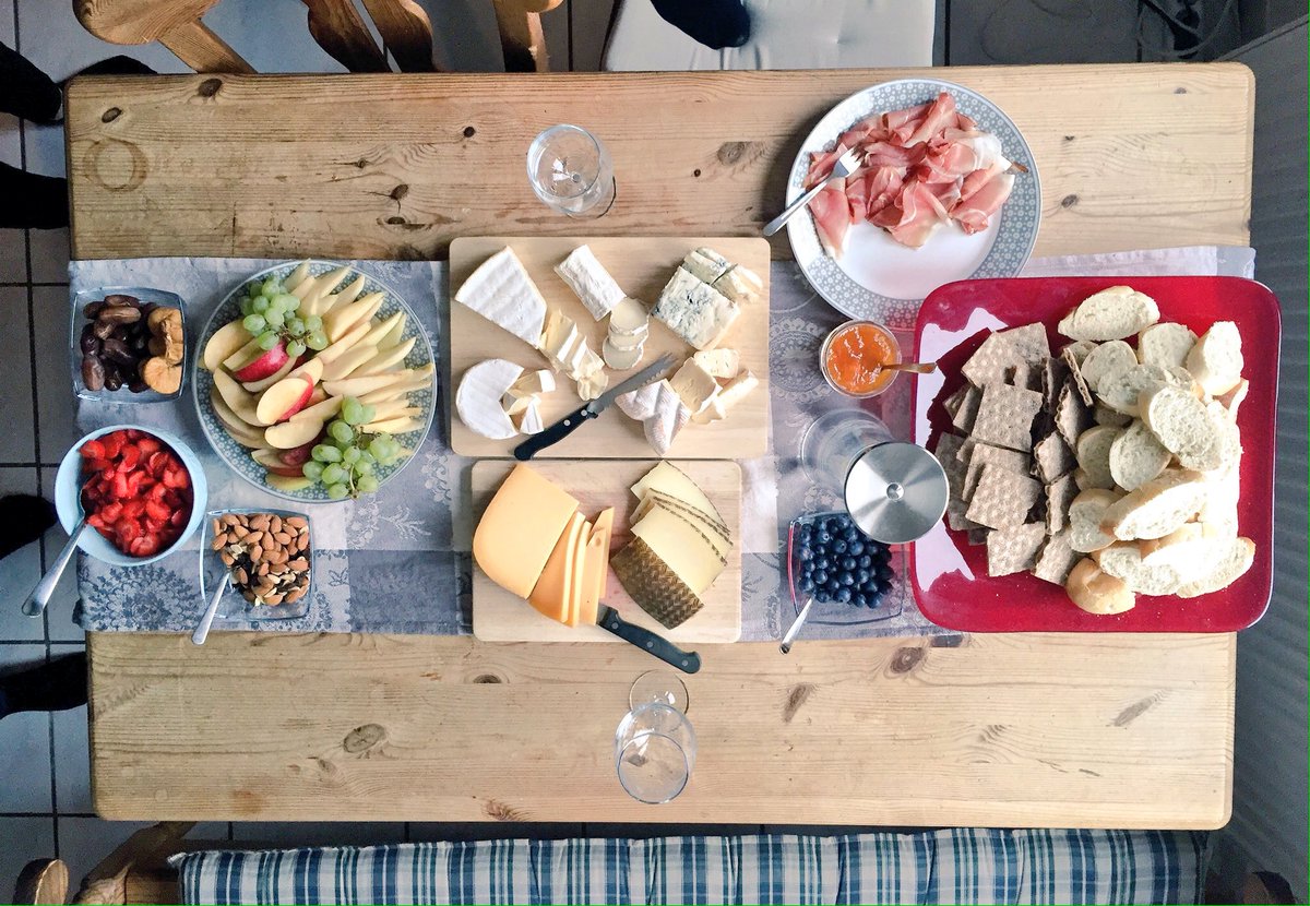 luchiluti's tweet photo. Wine-cheese american evening😍 https://t.co/QwVCOxe8fO
