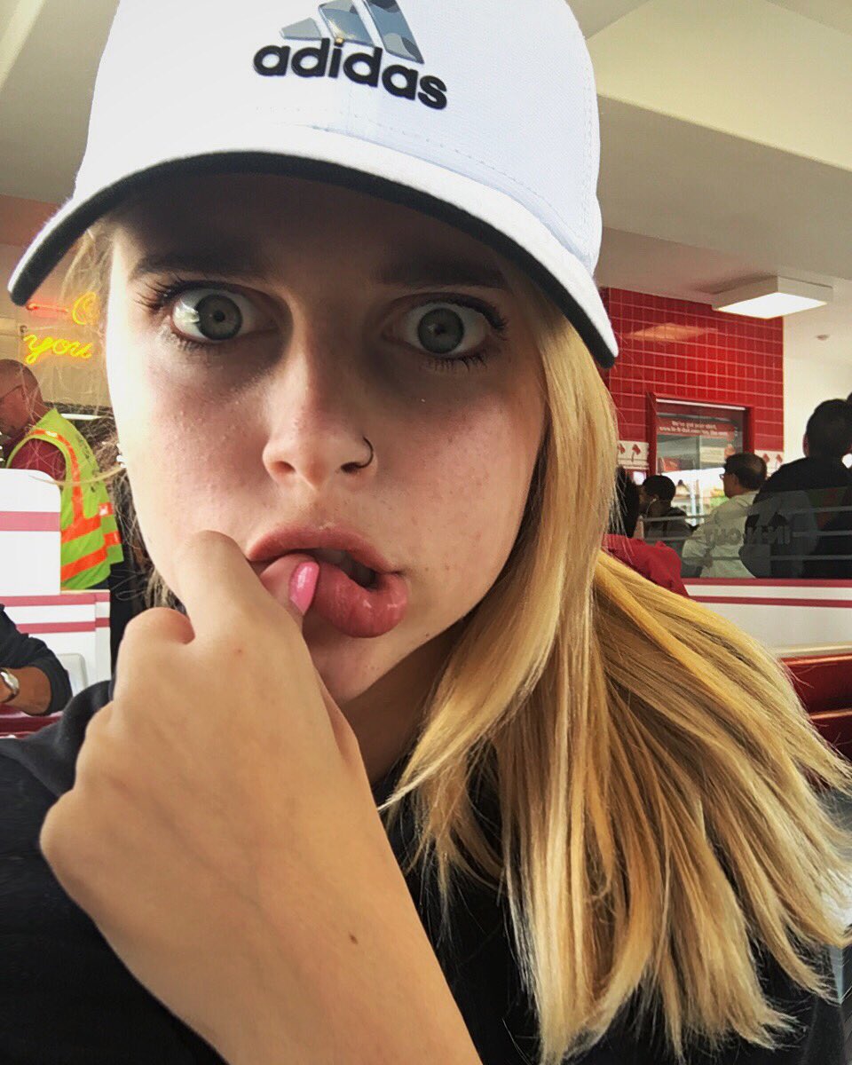 Victoriaroman_'s tweet image. 💤💤💤💤