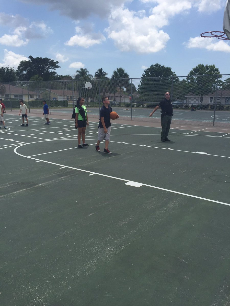 MrFitzs5th's tweet photo. @GTEtoucans our 5th graders loved shootin hoops with Cpl. Grundeman today! Thank you @CollierSheriff @collierschools https://t.co/3pjbnnsLyg