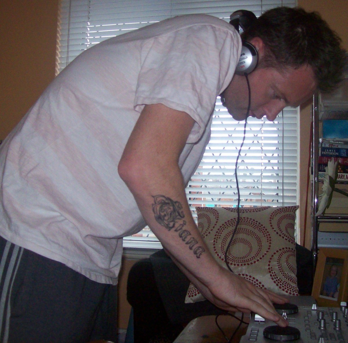 DJSpinblitz's tweet photo. Just stumbled across some old pics Tiana took when I lived in #Farnworth
#MyFirstStudio https://t.co/lMwjZhCLRa