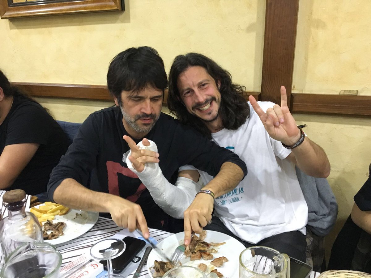LaPulqueriaRock's tweet photo. El Huracán abusando de su condición de manco. El resto se está echando a los chinos a ver quién le acompaña al baño. https://t.co/47cSuBRxhr