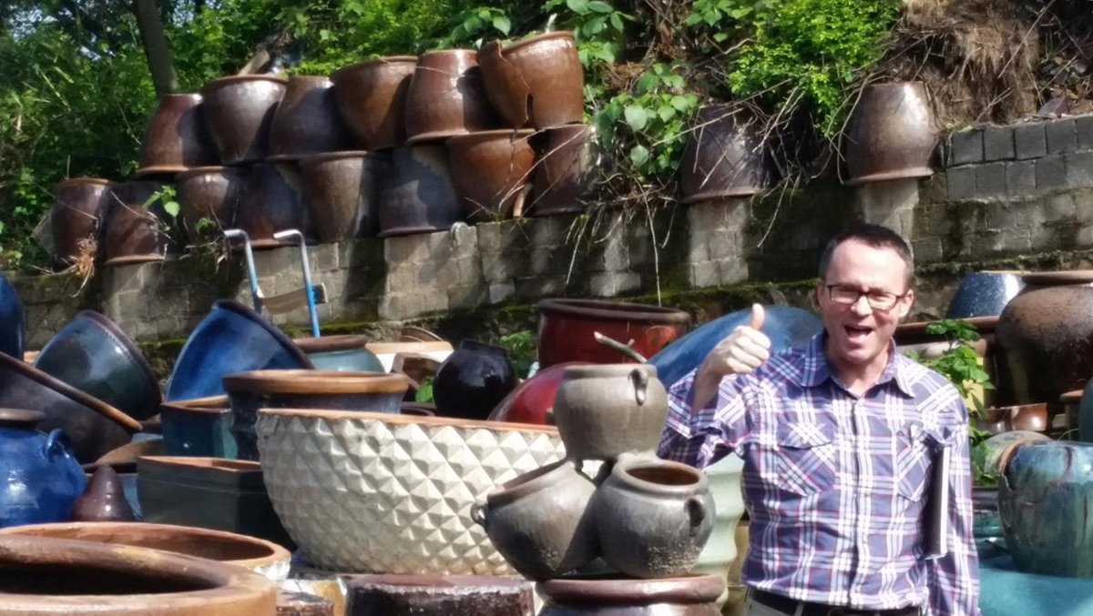JacksonPottery's tweet photo. Well someone is pretty psyched it's Friday👍 #FridayFeeling #weekend #potteryfordays #buyers #china #jacksonpottery https://t.co/GDadIgsPNH
