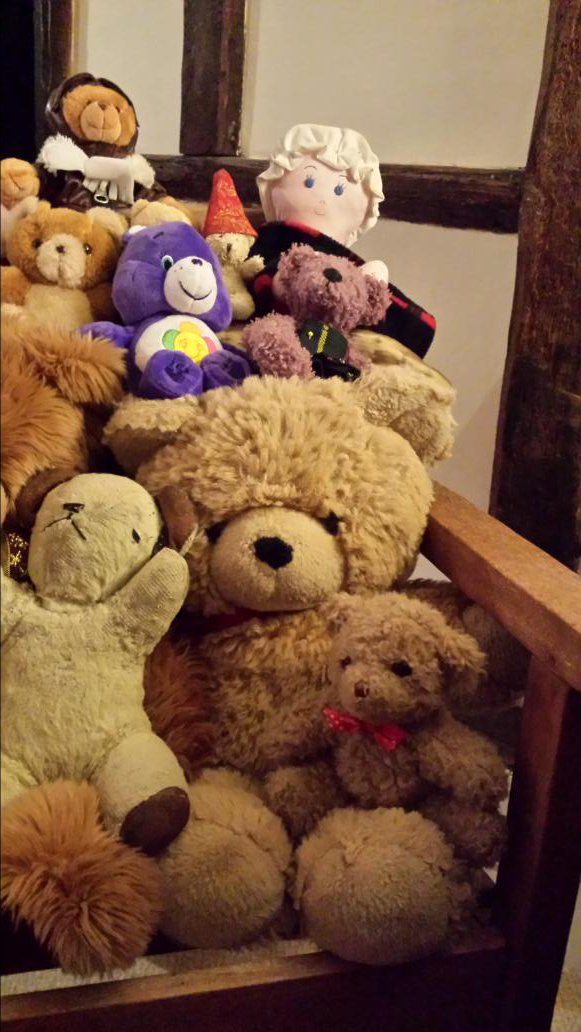 Liz's new seating layout is not so bad. Quite sociable... tho i sometimes feel I've  got a lot on my "mind"..!