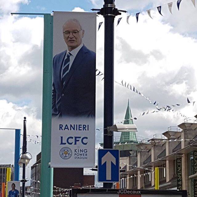 zitofaa's tweet photo. A #Leicester tout est déjà prêt pour fêter ses #Foxes ! #Mahrez #PremierLeague https://t.co/8dbH2k5zlA