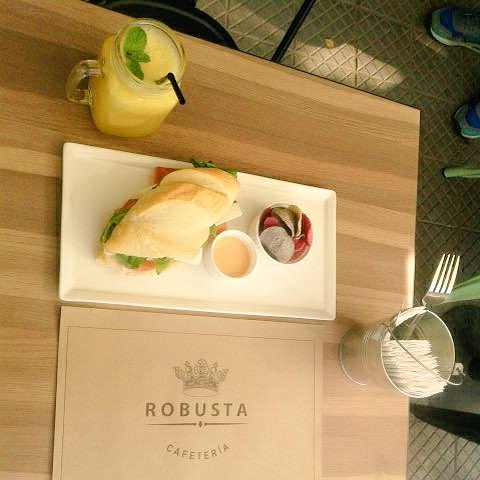 Hoy fuimos a conocer <a href="/cafe_robusta/">Robusta Cafetería</a> y nos encanto. Es como almacen de barrio, acogedor y con 🌞 de otoño <a href="/paulibonnet/">Pau Bonnet</a>