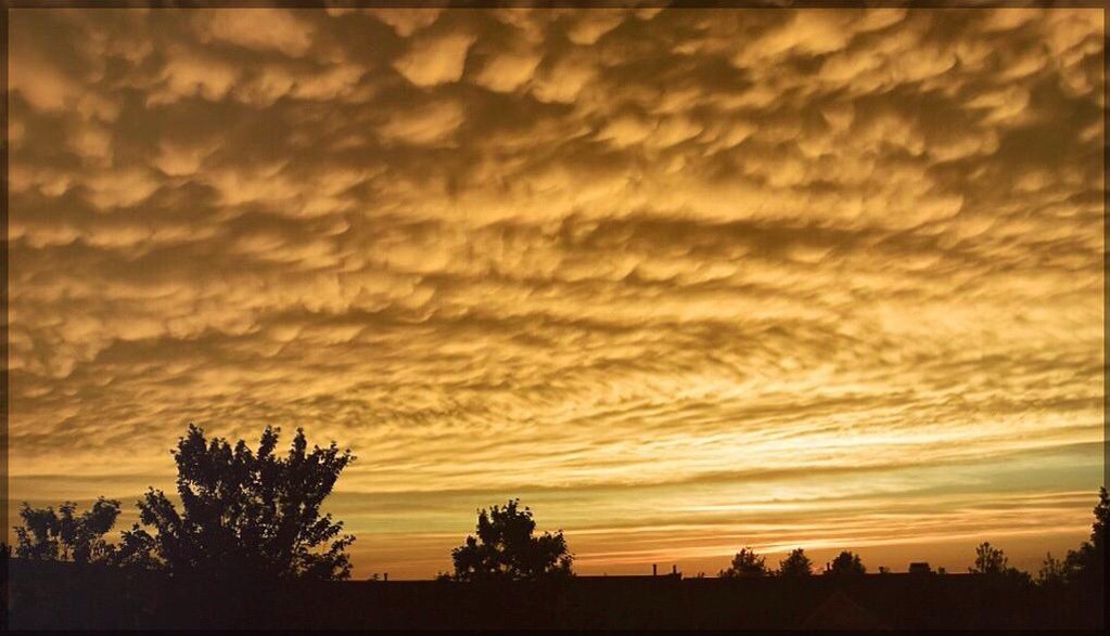 SteerMark's tweet photo. Mammatus skies, Mammatus lies. #Geoengineering #Haarp
#Nexrad #Doppler #Crosswaves https://t.co/hhqVXuHsdq