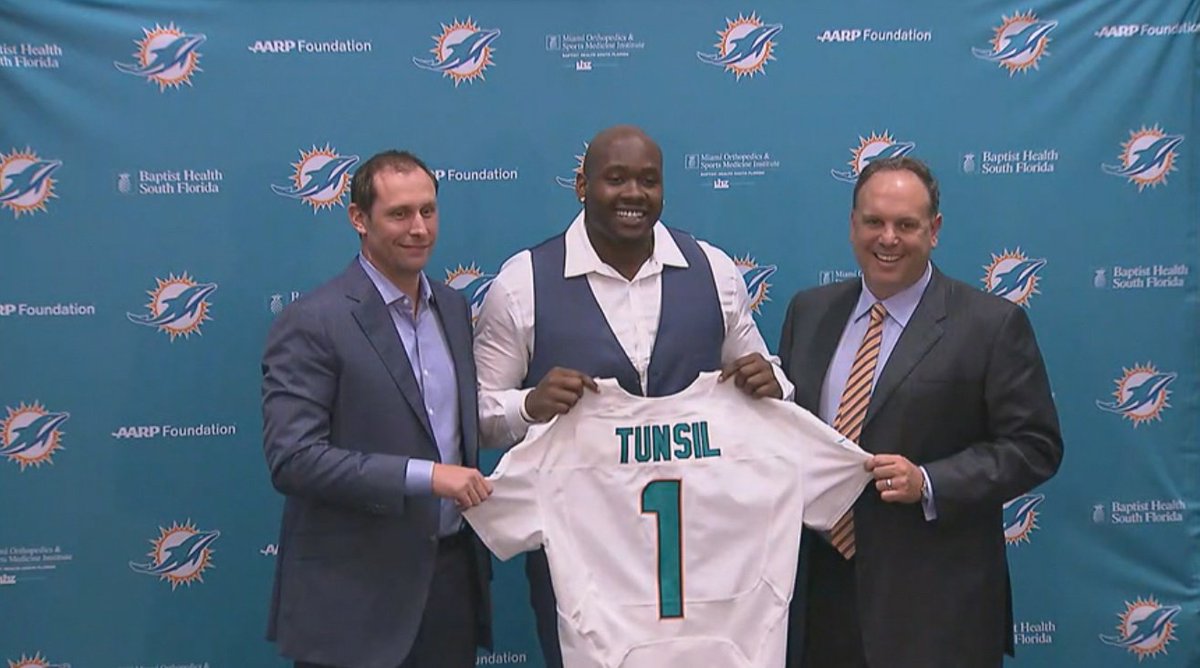 Dolphins draft pick Laremy Tunsil finally holds introductory newser, fields bong questions bit.ly/23eAa9k?utm_me… https://t.co/G6eMvc8gDX