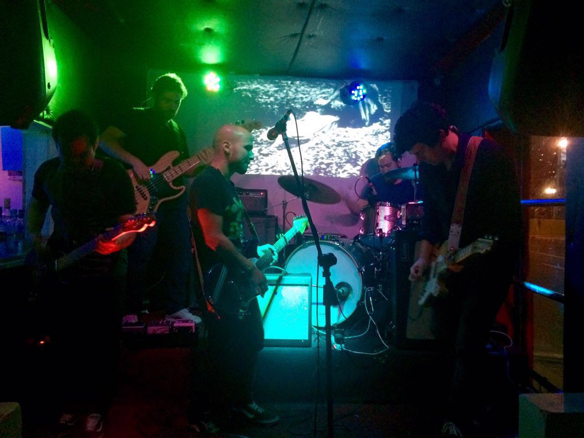 LluevenAnimales's tweet photo. Gracias a todos los que fueron anoche, gran tocata con Gomez Revolver y @LosFictions! Atentos al próximo viernes! https://t.co/wIQOfIpXBy