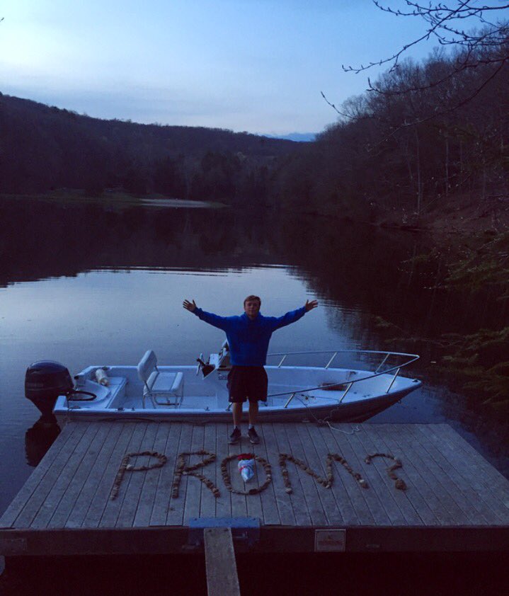 PompPromposals's tweet image. To top off a perfect night, @jnaylz11 swept @sledje_sydney off her feet with this rockin' promposal🚤❤️
