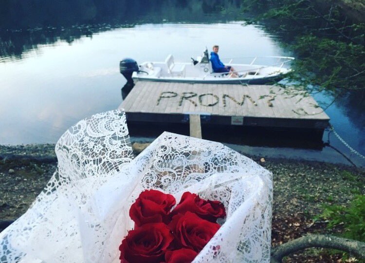 PompPromposals's tweet image. To top off a perfect night, @jnaylz11 swept @sledje_sydney off her feet with this rockin' promposal🚤❤️