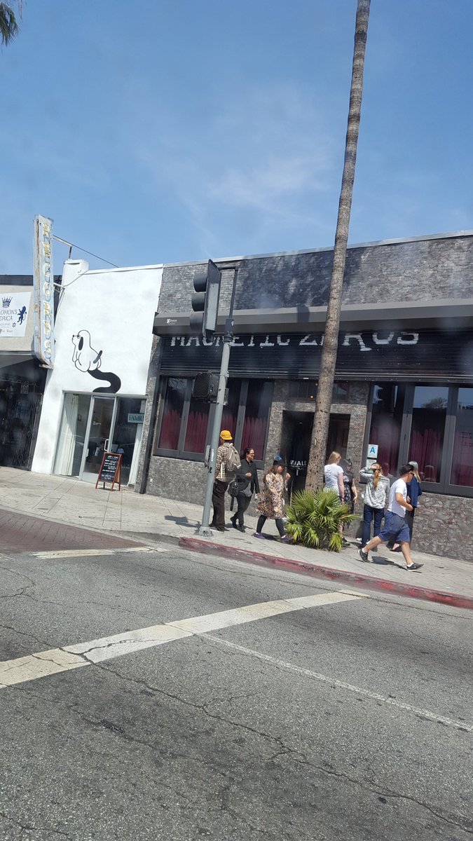 katmaus17's tweet image. @tokiohotel OUTSIDE @billyisnotok #LA one hour away! 😎such a genius. I'm excited