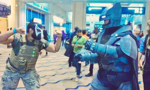 TheRealJohnBray's tweet photo. #BatmanvSuperman #TampaComicon #2015 #DarkKnight #breakthebat https://t.co/nCmpHryQ5e
