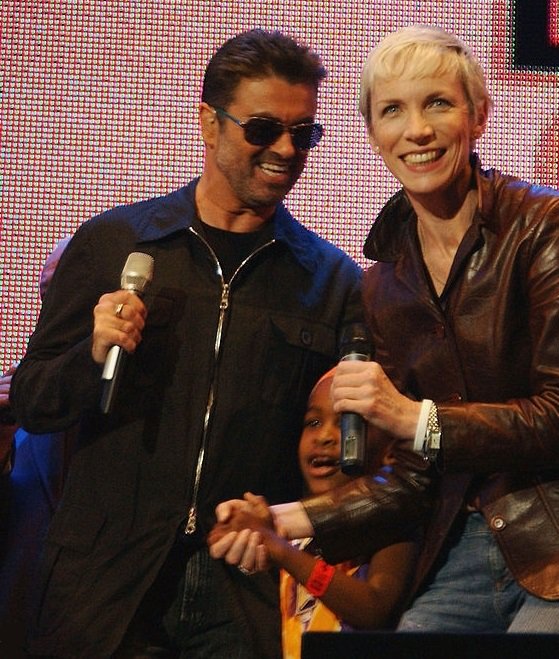 LoveForGM's tweet photo. What a charming pic of @GeorgeMichael with Annie Lennox at Live 8 :-) https://t.co/MS3Qd0NG17
