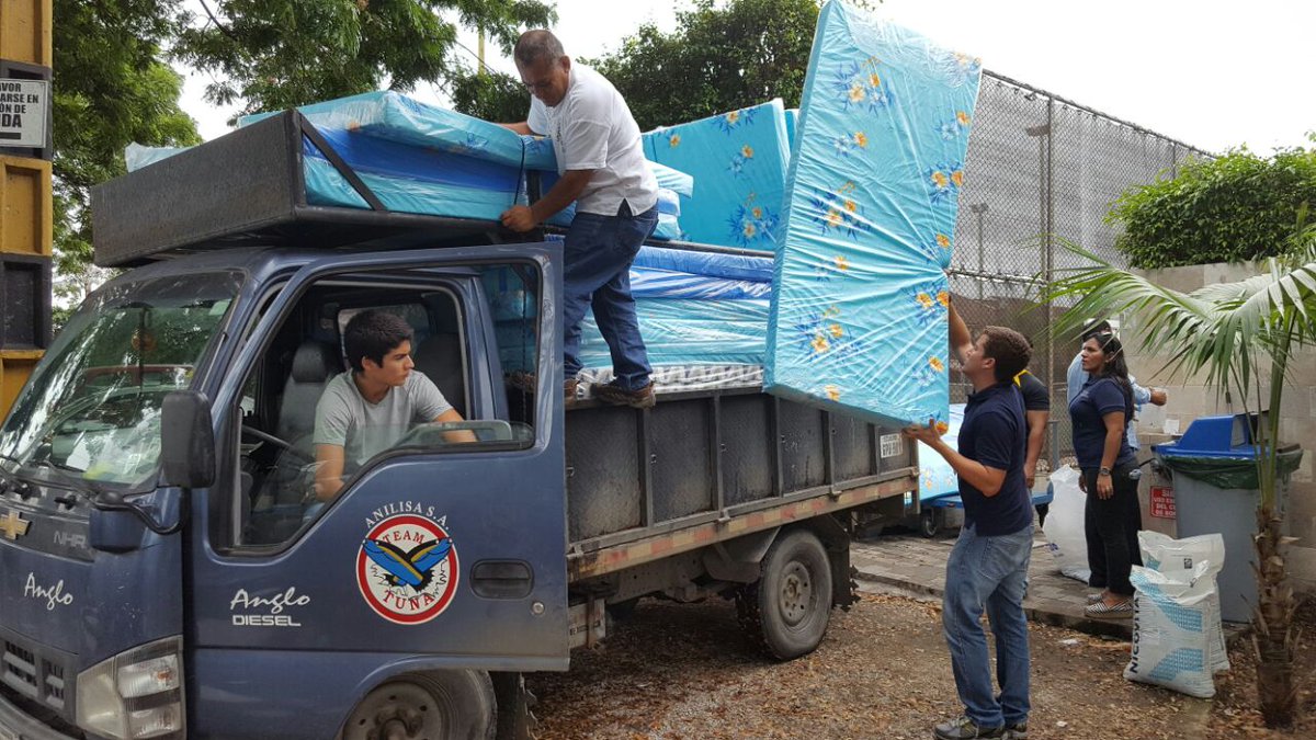 ServigrupEc's tweet image. Equipo #ServiGrup entregando ayuda humanitaria a @ViceMin_AP para damnificados #TerremotoEcuador #SiempreSolidarios