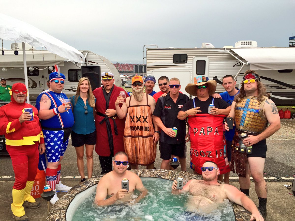 Hanging out at the "Dega Do Club!" <a href="/dega_do/">Dega Do AÇAÍ</a> @TalladegaSuperS #DegaDoneRight