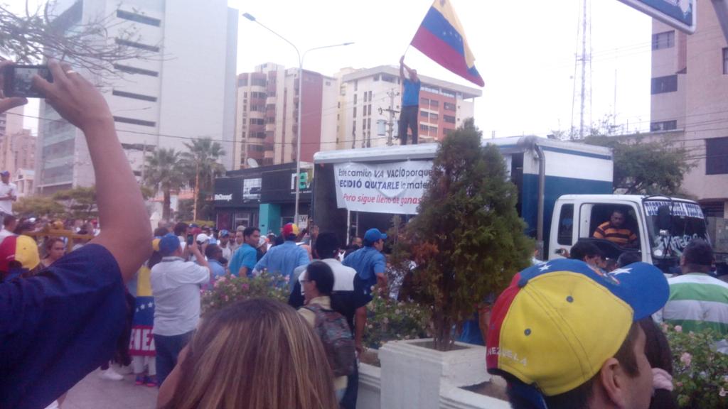 DanielaGomezSZ's tweet photo. Concentración #EmpresasPolar #Maracaibo #MateriaPrimaYa @trafficMcbo @diariopanorama @laverdadweb https://t.co/4YDiXSznpi