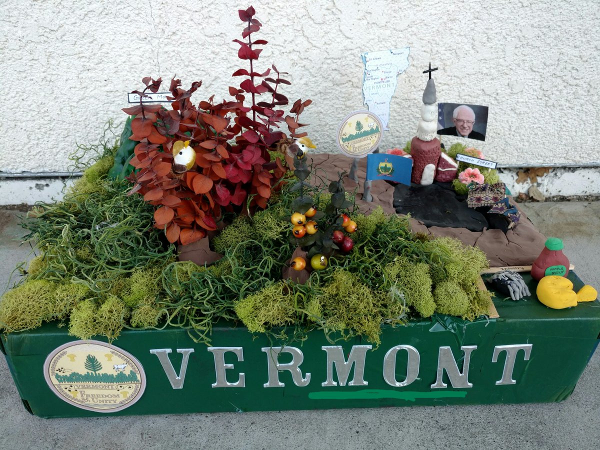 moto_ly's tweet photo. 5thgrade state float.Began presentation by saying,"Bernie Sanders welcomes you to Vermont!"#BernieSanders#Bernie2016 https://t.co/Z3yIrlY76w