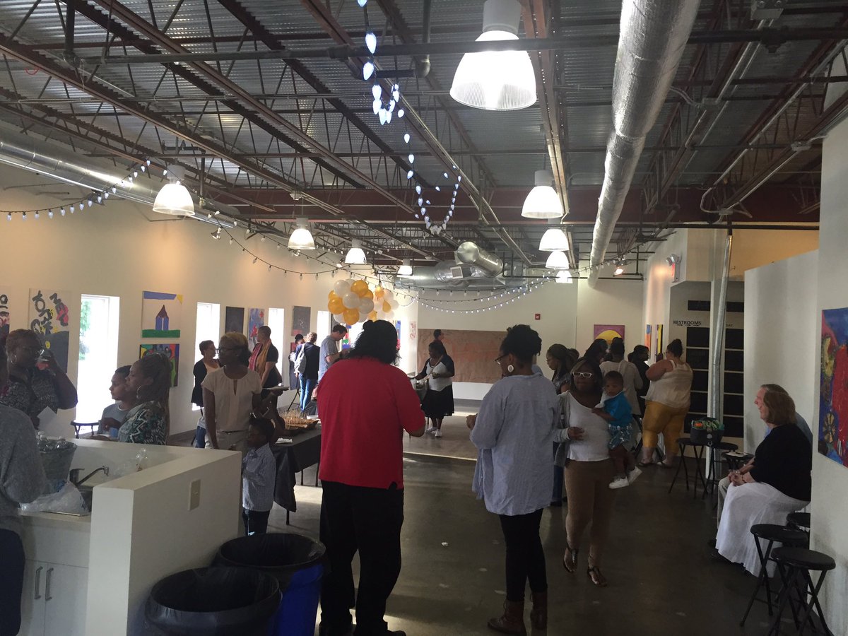 SocialHandUp's tweet photo. The @DecaturArtHouse is filling up nicely! #thesocialhandup https://t.co/uvofTB4q19