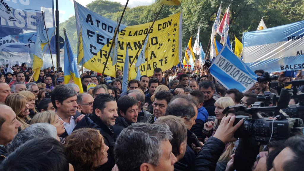 gustavomenendez's tweet photo. Hoy junto a los trabajadores en marcha por la defensa del trabajo.
Para el Peronismo existe una sola clase de hombre https://t.co/5GyqzcdFxc