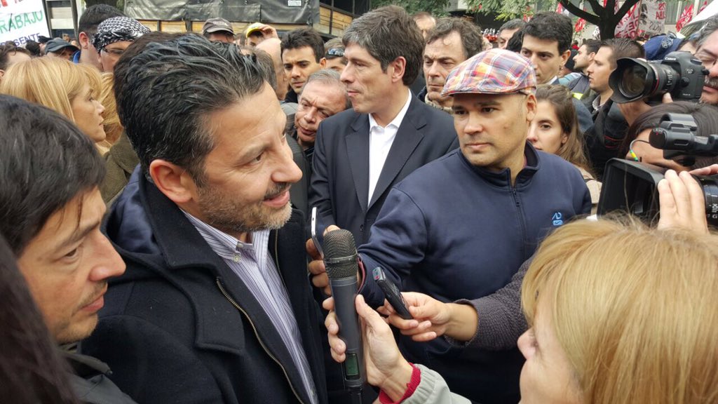 gustavomenendez's tweet photo. Hoy junto a los trabajadores en marcha por la defensa del trabajo.
Para el Peronismo existe una sola clase de hombre https://t.co/5GyqzcdFxc