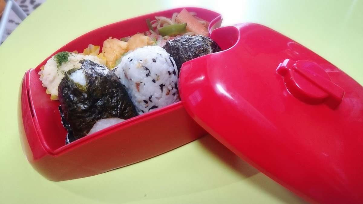 望月ミキ 舞台女優 バイク乗り バイク女優 Pa Twitter 本日のお弁当 あんまり材料がなかったので ビッグサイズの おにぎり３つ 中身はツナマヨ 梅ひじき 高菜 お弁当箱は見ての通り バイク弁当 でございます バイク弁当 お弁当 おにぎり