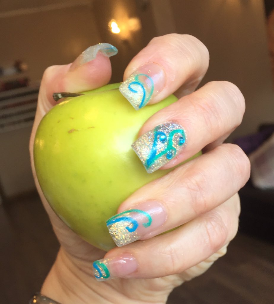 EMitchelle's tweet photo. A little bit of glitter and swirls #nailsmastered x https://t.co/SJeJo3iV4M