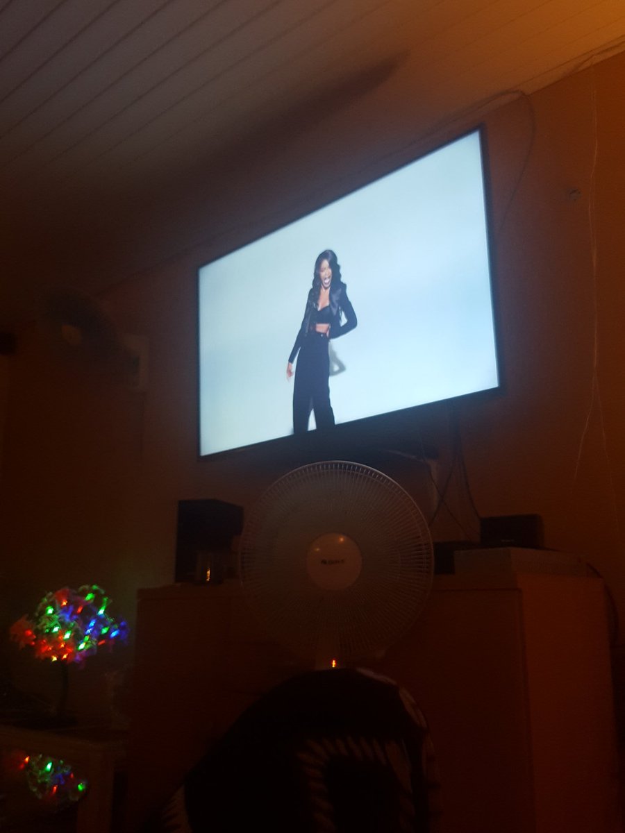 H_A_R_L_E_E's tweet photo. On a @AZEALIABANKS Music Video Marathon btw 1991 is my fave song of all time cuz i'm a 1991 baby too #ZRules https://t.co/uzYZUgjm5q