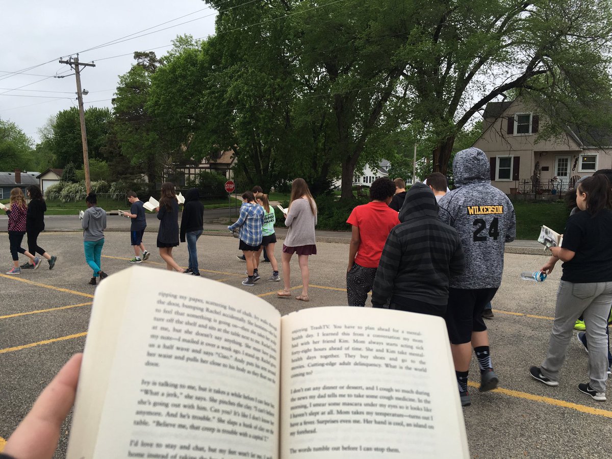 AlexEtris's tweet photo. Walking and reading this cloudy spring morning ⛅️#readtowin #middleschool https://t.co/PGxK1dPBkL