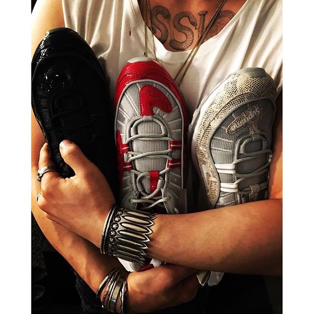 TRANS "<a href="/Realtaeyang/">TAEYANG</a>: All mine❤️ Thank you 🙇 #Nike  #supreme instagram.com/p/BEz4h8JwgRc/"