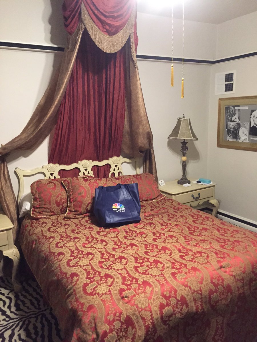WiteSpider's tweet photo. Rumor has it the Hotel San Carlos is haunted...We checked out the suite where Mae West stayed... #unityphx https://t.co/4UshI25Jr6