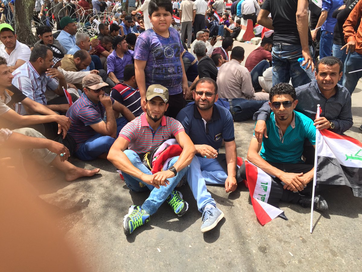Hassanein33's tweet photo. تلبية لنداء السيد العراقي المصلح/
من داخل الخضراء/
اهالي البصرة https://t.co/phT3HtsHrr