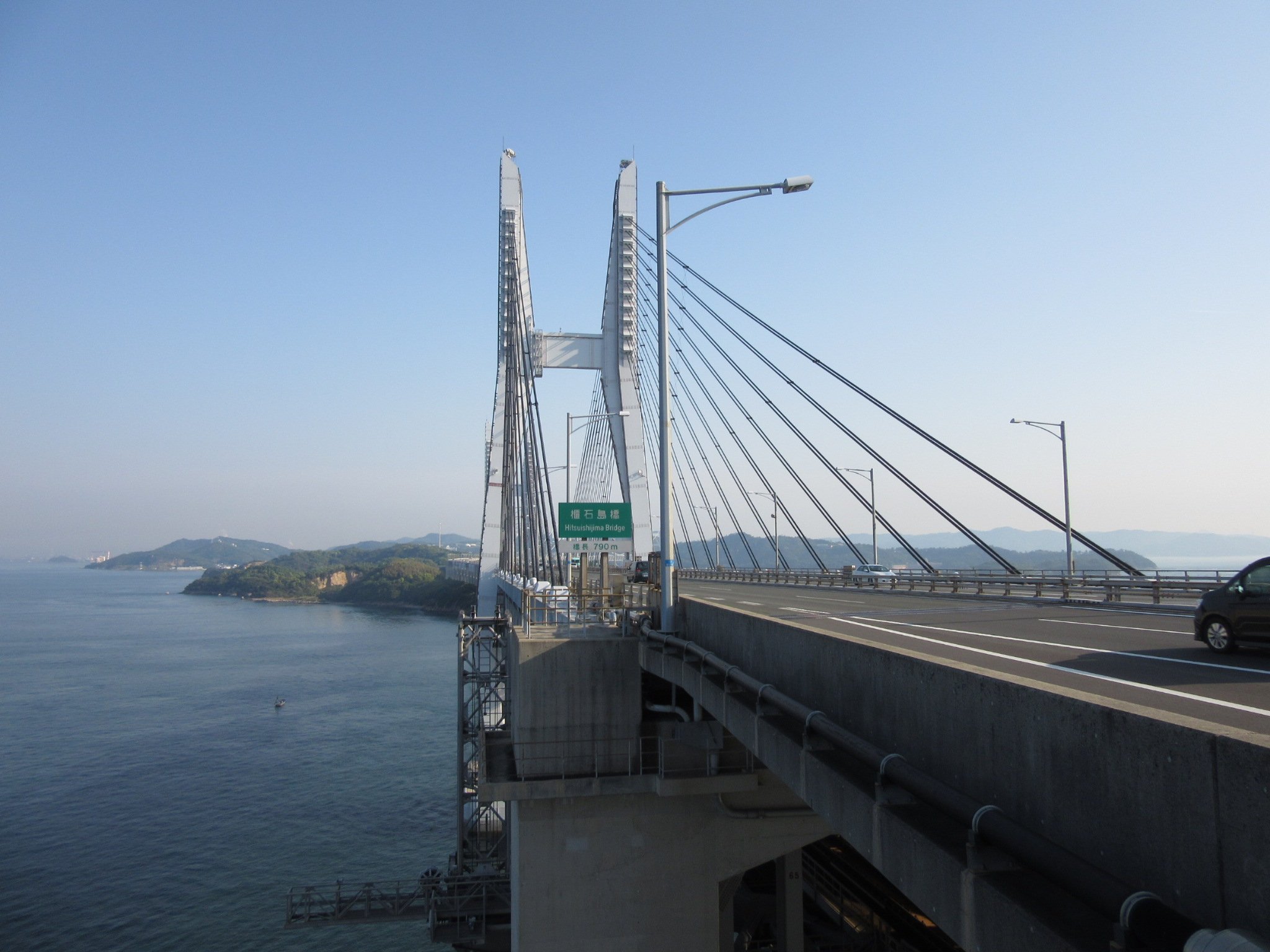 T T 岩黒島には高速道路上にバス停があり 橋を間近に眺めることができます 下り線のみ島民専用のicが設けられていて 誤流出防止のためのゲートもあります 地上に降りるにはエレベーターで T Co 2nmvpnogzy Twitter