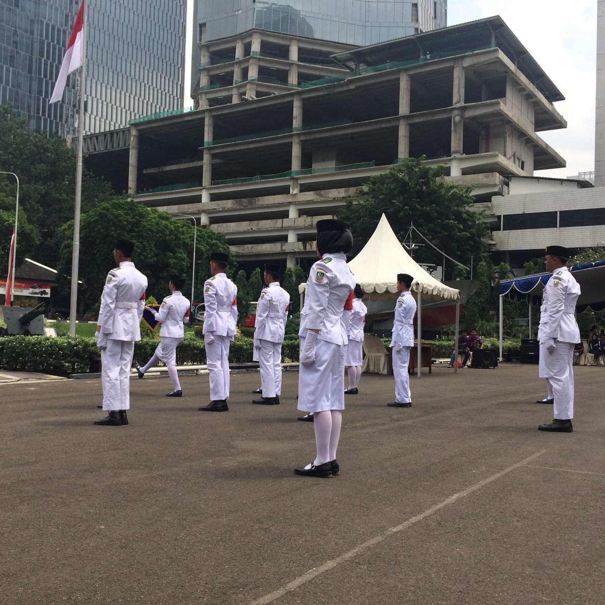 sma pusaka 2 bersiap mengambil bendera
