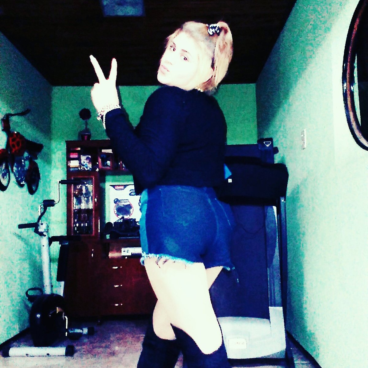 vikibuzzo's tweet image. Shot