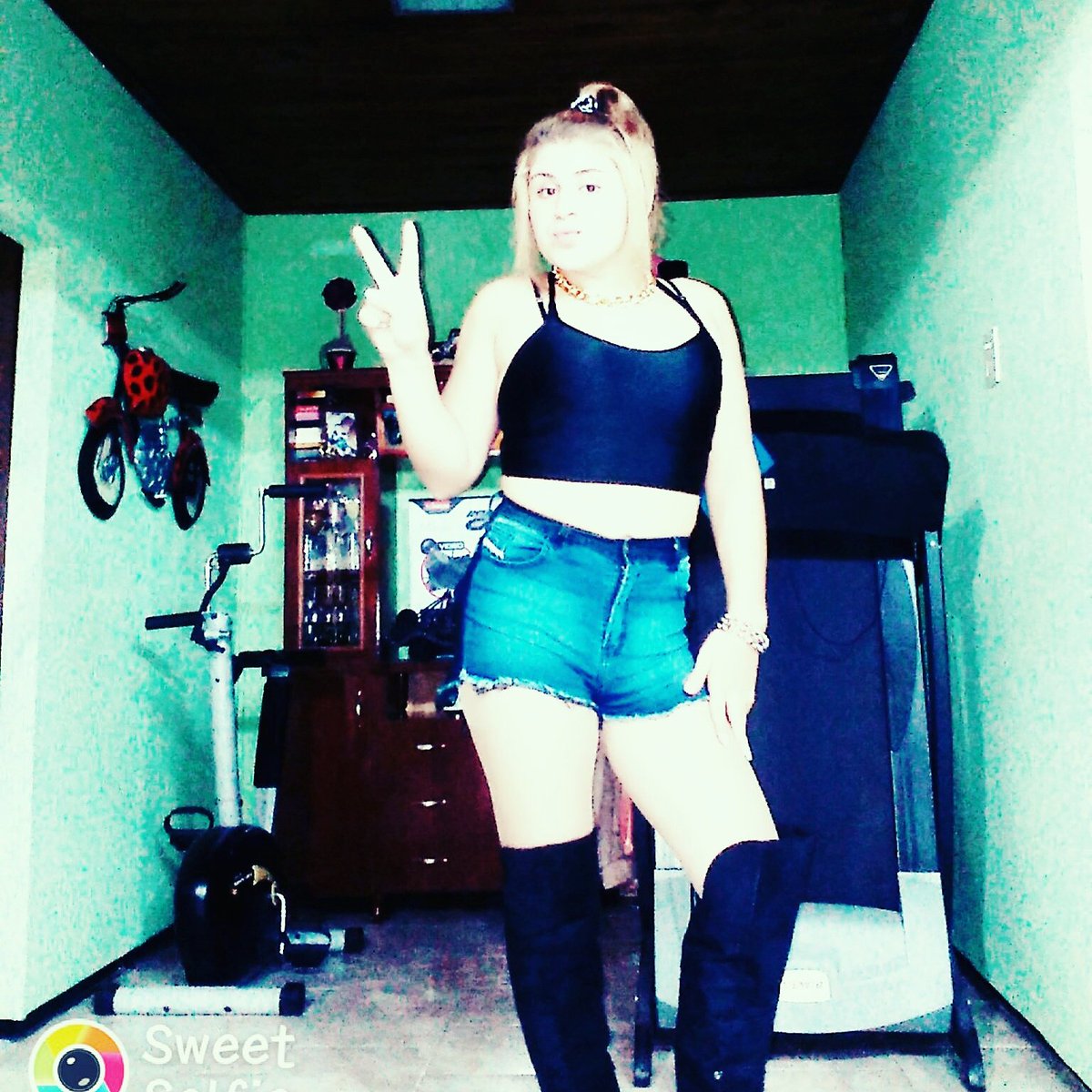 vikibuzzo's tweet image. Shot