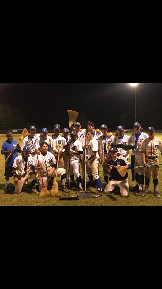 ezell_jamarcus's tweet photo. Love my squad‼️ Round 3‼️ #sweep2 https://t.co/73f6wv3ZrG