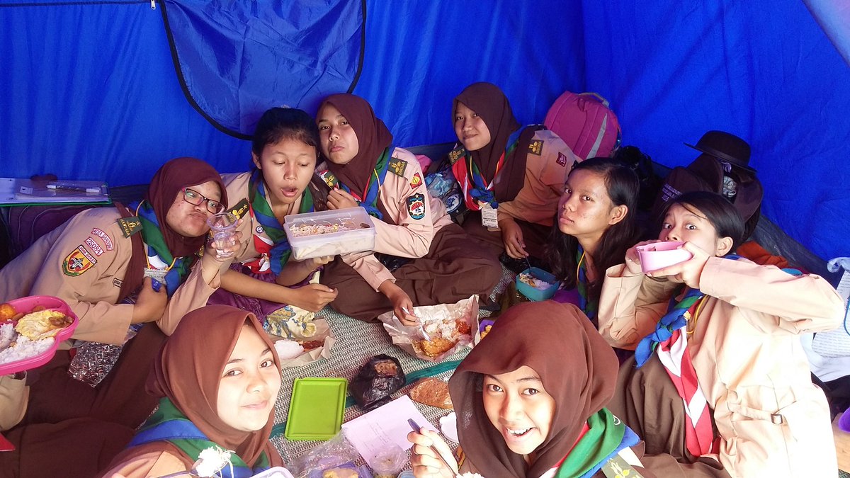 Imar_MMIZMY's tweet photo. Makan siang @setia bhakti @scout14Vhs @DkrBuahbatu @dkckotabandung @pramukaupdate @pramuka_jabar @Kwarnas #PRC_2016 https://t.co/WPnC1wAfJx