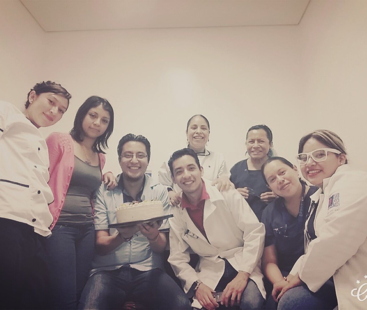 AnallelyMelgar2's tweet photo. Festrjando su cumple #FelizDia #Carlos #pastelin #amigos https://t.co/p5aYFcgI5B