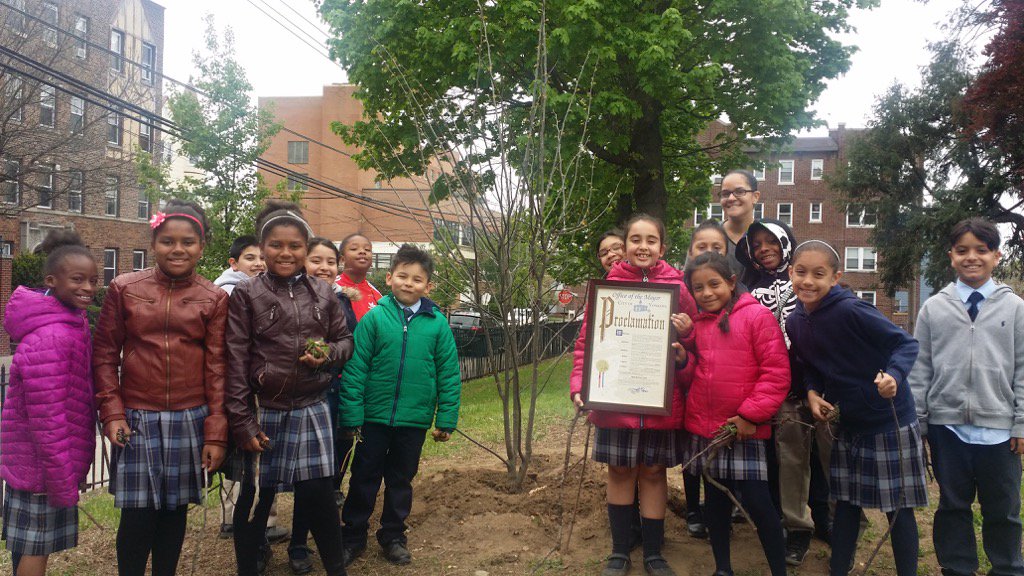 StPetersYonkers's tweet image. St Peter's celebrates Arbor Day by planting trees in O'Boyle Park.