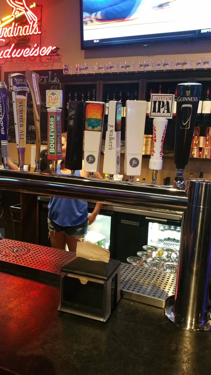 JTWalkers's tweet photo. Tap takeover at Joe's in Bloomington. 4 beers on tap #Orange&BlueWit #BulldogBrown #YardCrusher #BarrelSeries#6 https://t.co/n5x8mXDIT1