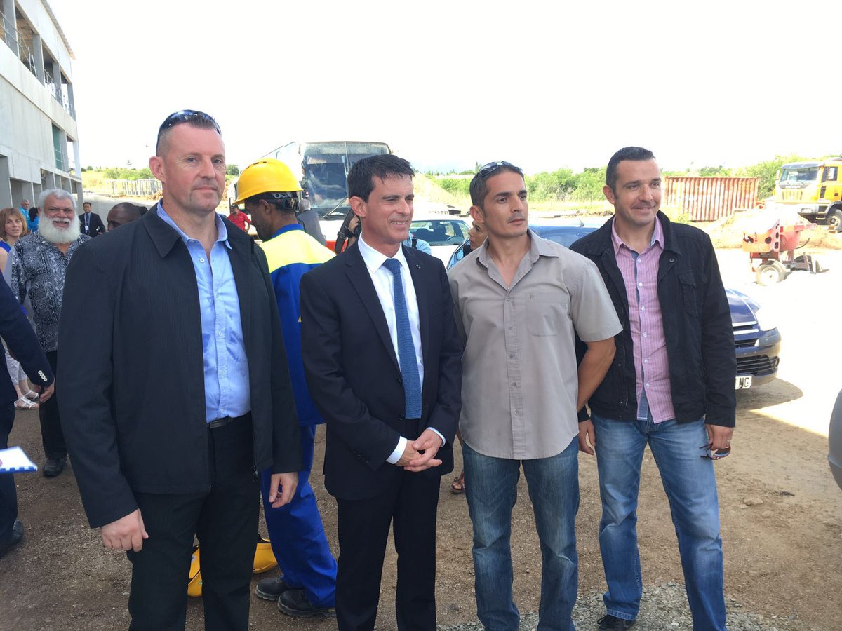 outremers360's tweet photo. Pause photos avant le départ pour Hienghene @manuelvalls https://t.co/WJ3sc7Hqaw