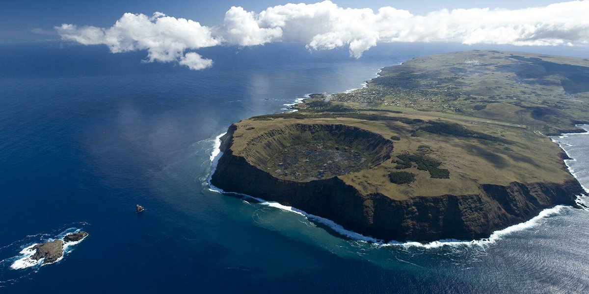 ChileFoto's tweet photo. Isla de Pascua (Eastern Island) - Región de Valparaíso #MaravillasDelMundo https://t.co/XvMwq805bg