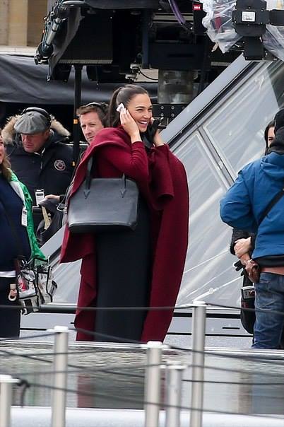 _MasGeek's tweet photo. #DCComics Wayne Enterprises en el set de #WonderWoman https://t.co/wCqD8YNG2O