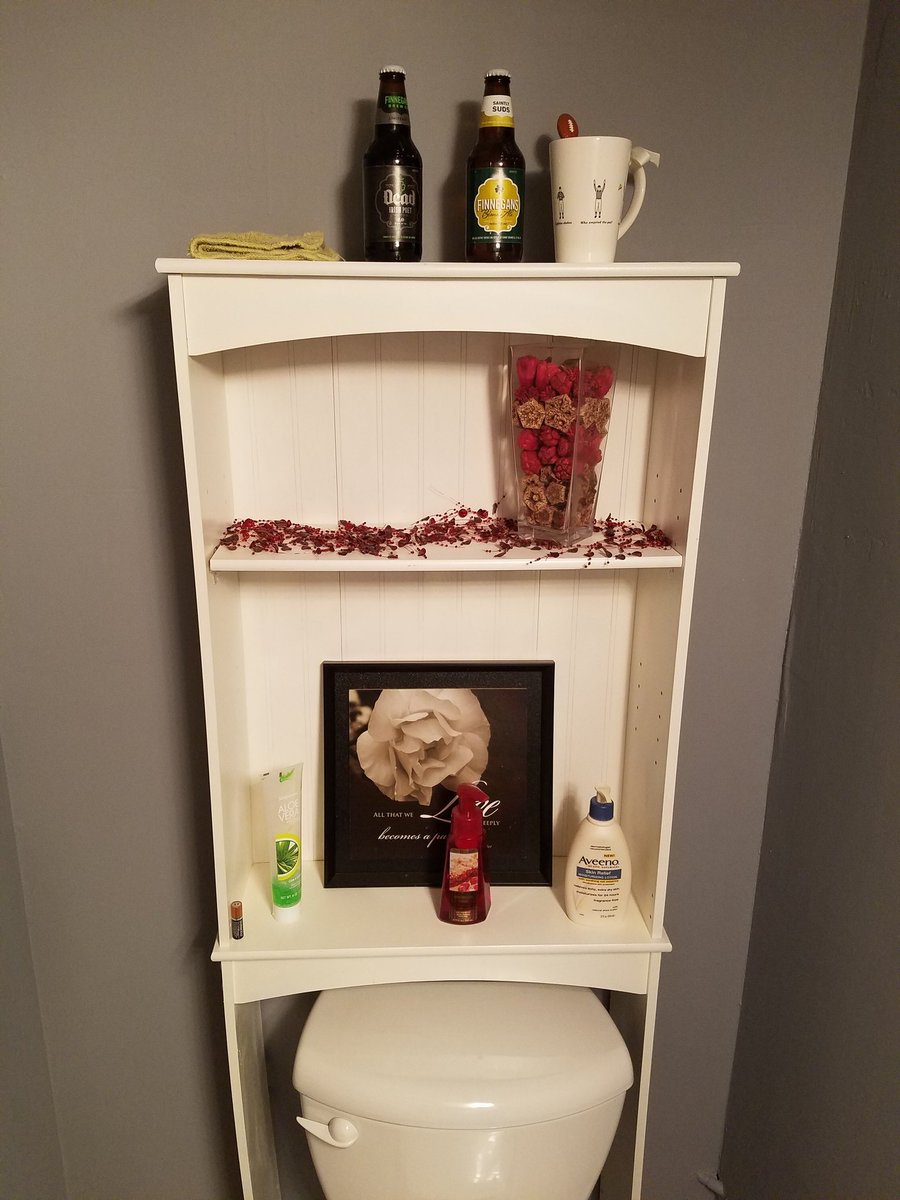 ddooley33's tweet photo. What is right with this picture? @kcdreamteam @FINNEGANS #bathroomtherapy https://t.co/VOeDCFj3Wh