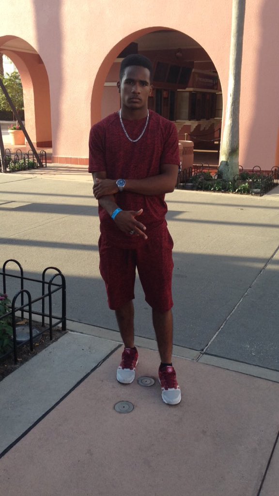 81_newera's tweet image. #GradBash2k16 😎😎