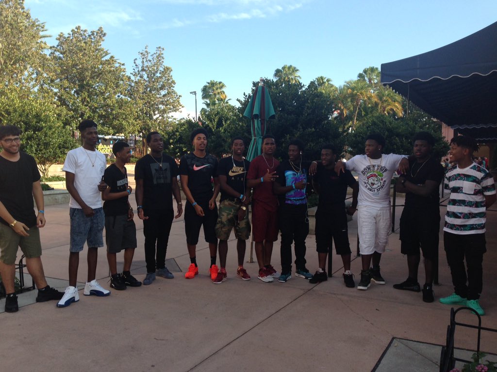 81_newera's tweet image. #GradBash2k16 😎😎