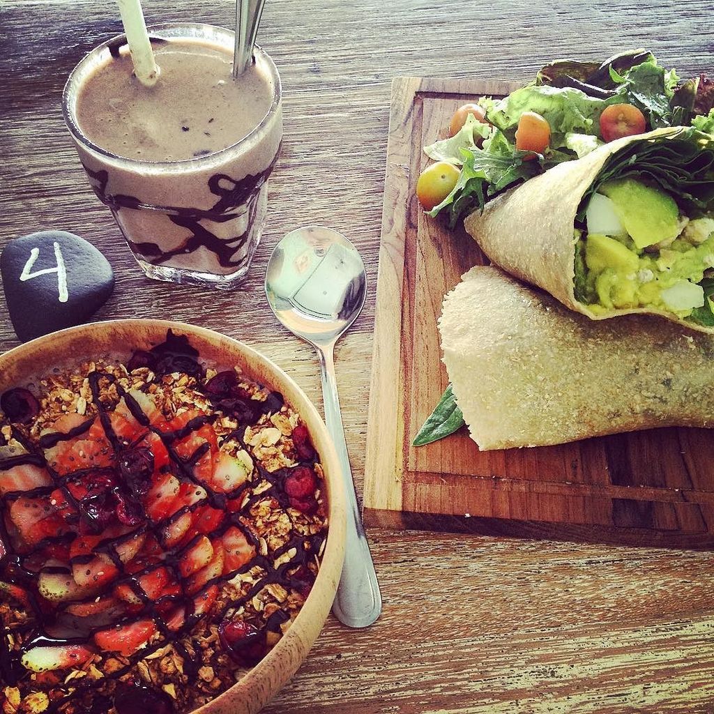 paigethorne88's tweet photo. #smoothiebowls by pinky_in_love well done @edencafebali 💚😋 #organic #smoothiebowl #bulein… https://t.co/wVlJ2d1Tp6 https://t.co/hvKeMeLJMA