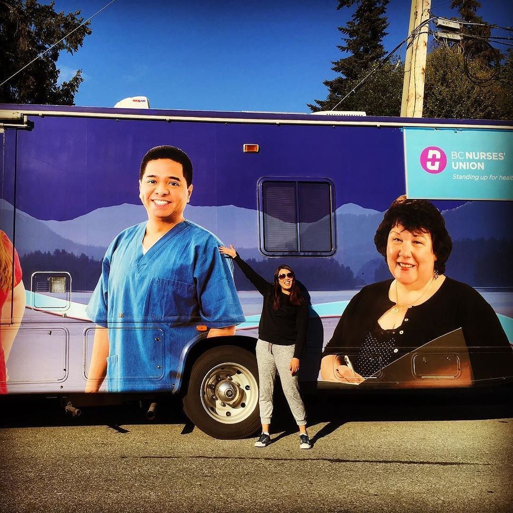 TheCaringTimes_'s tweet image. Look who I ran into!! #evergreenrocks #bcnu #ratificationvote #stopprivatization #protecthealthcare #universalhealt…
