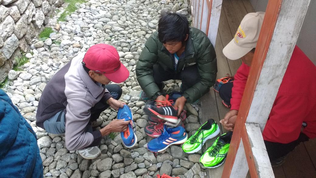 xaviariasguia's tweet photo. Bon día, buenos días, Good Morning, antes de salir a Namche Bazar 3.450m zapatillas para porters, donación anónima. https://t.co/bFyF5hJK6m