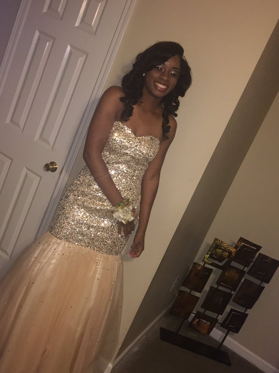 Ashley_MSanders's tweet photo. Babygirl didn't come to play๐โจ #prom2016 #GotTheCITYOnLock https://t.co/MdodmVhndv